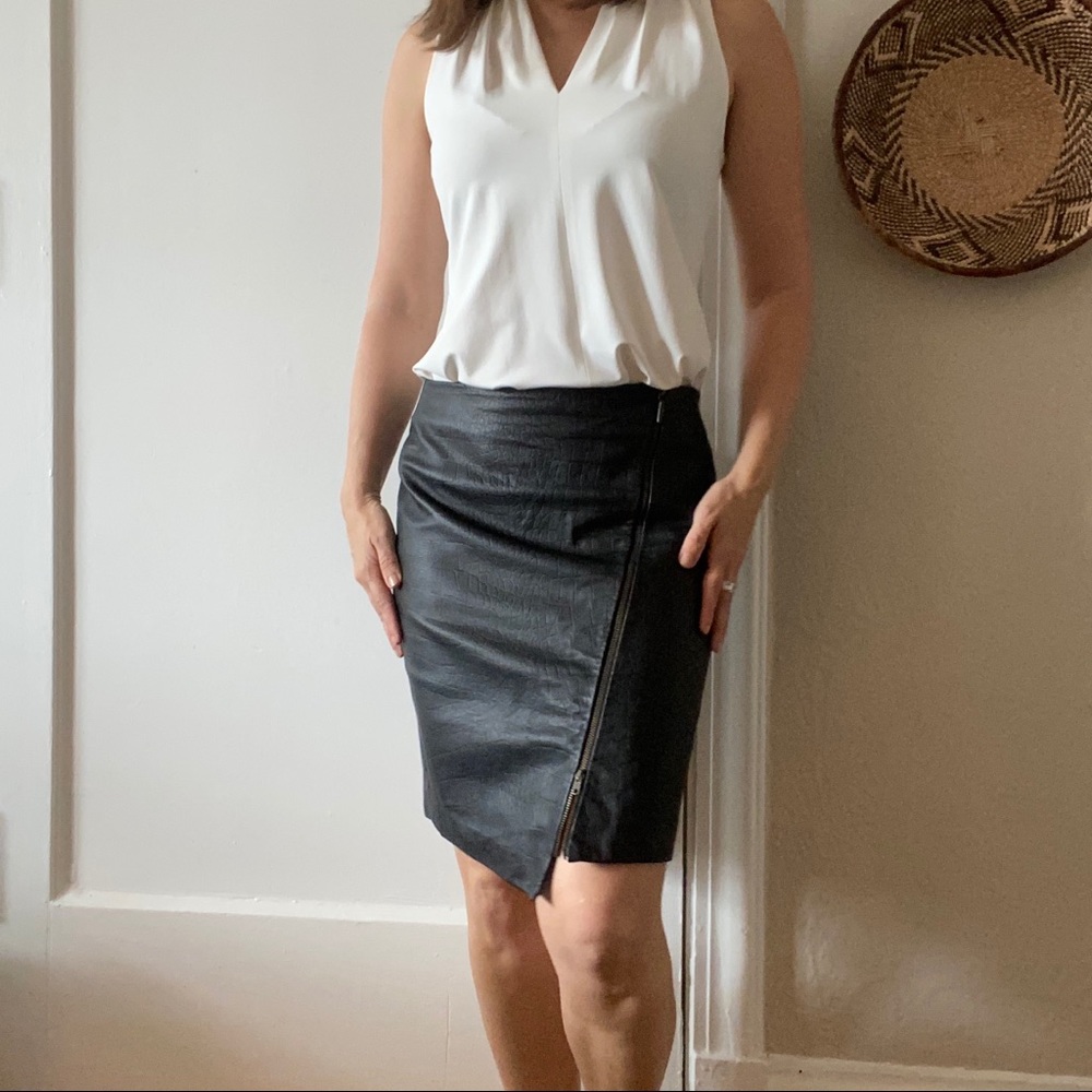 Nicole Miller zippered croc embossed black skirt